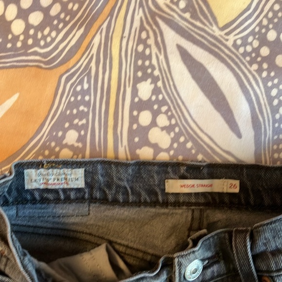 Levi's Wedgie Straight Leg Raw Hem Jeans - Picture 8 of 13